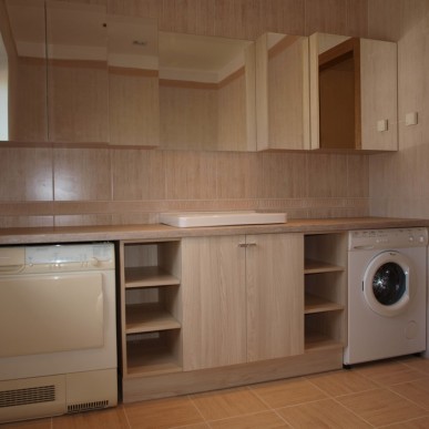 Vonios baldų komplektas su vieta skalbimo mašinai bei džiovyklei